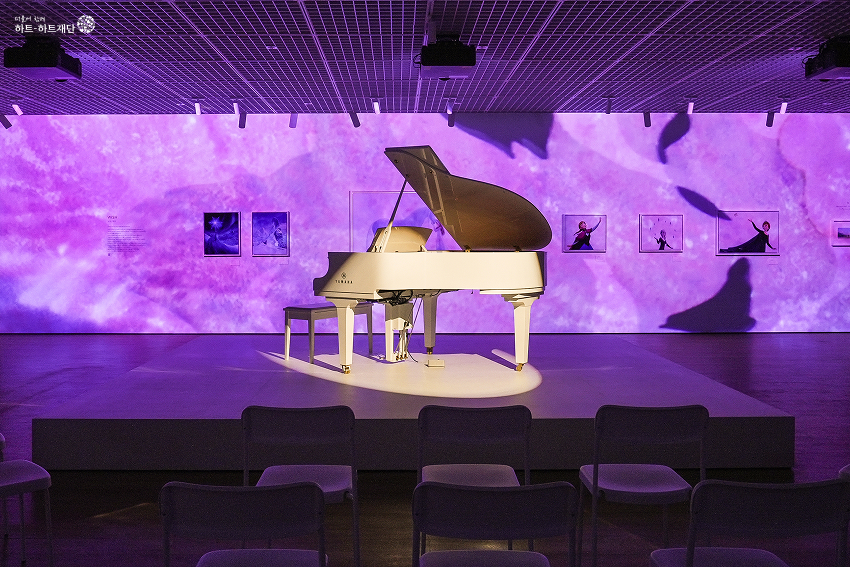 공간에 있는 자동연주 피아노 사진