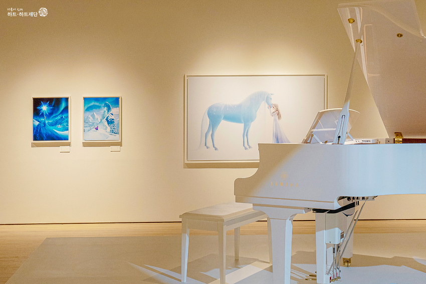 공간에 있는 자동연주 피아노와 겨울왕국 장면이 있는 컬렉션 사진